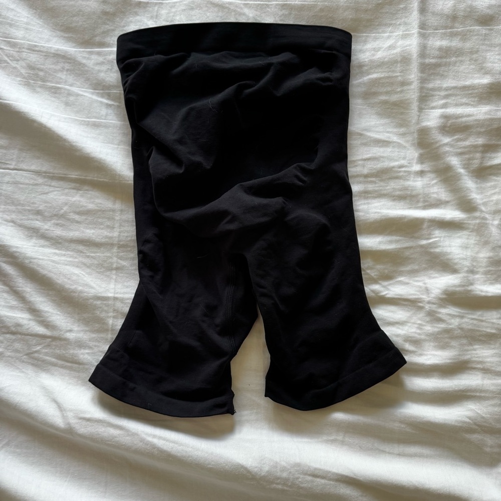 SKIMS Maternity Sculpting Short Mid Thigh